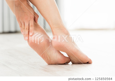 女性正在為她們的腳後跟做皮膚護理。 125850564