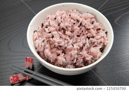 用混合穀物製成的新鮮紅米飯 用混合穀物製成的新鮮紅米飯 125850700