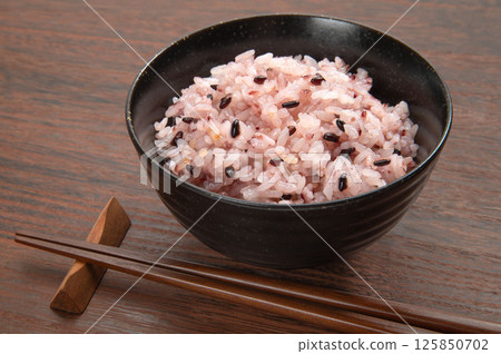 Freshly cooked red rice made from mixed grains 125850702