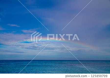 大洋洲和玻里尼西亞島國吐瓦魯首都富納富提環礁豐法萊島潟湖上空的彩虹 125850709