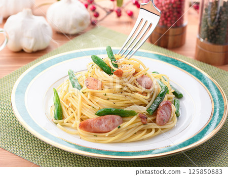 辣椒義大利麵配豆子和香腸 125850883