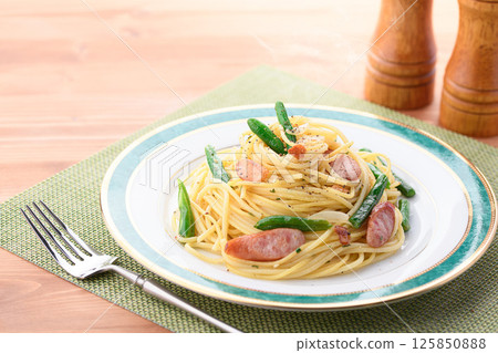 辣椒義大利麵配豆子和香腸 125850888