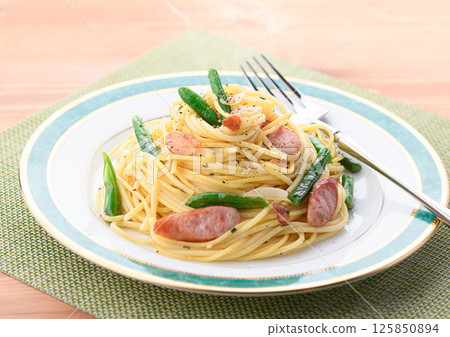 Peperoncino Pasta with Beans and Sausages 125850894