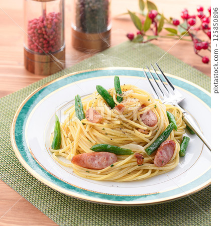 辣椒義大利麵配豆子和香腸 辣椒義大利麵配豆子和香腸 125850896