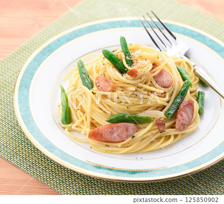 辣椒義大利麵配豆子和香腸 辣椒義大利麵配豆子和香腸 125850902