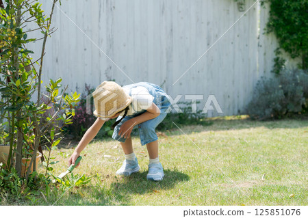 在自然中玩耍的女孩 125851076