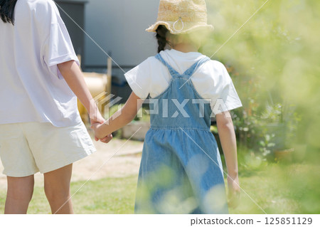 女孩手牽著手 125851129