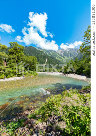 <Nagano Prefecture> The magnificent view of Kamikochi: The Hotaka mountain range and the Azusa River seen from Kappa Bridge <Nagano Prefecture> The magnificent view of Kamikochi: The Hotaka mountain range and the Azusa River seen from Kappa Bridge 125851306