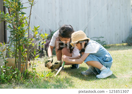 Girls doing gardening 125851307