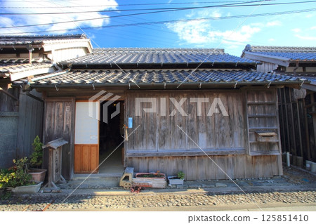 The streetscape of Aki City's Doikachu district / Important Preservation District for Groups of Traditional Buildings "Omatsurikan" The streetscape of Aki City's Doikachu district / Important Preservation District for Groups of Traditional Buildings "Omatsurikan" 125851410