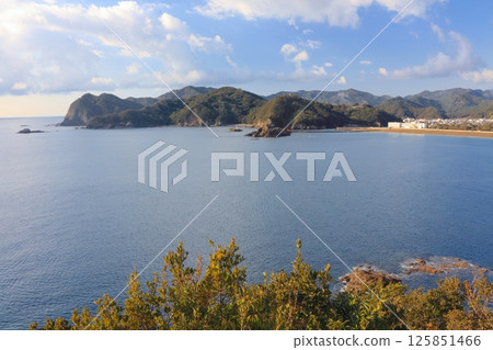 從日和佐町大浜海岸的名勝景點惠比壽洞窟的山上瞭望台可以眺望日和佐町和大浜海岸 125851466