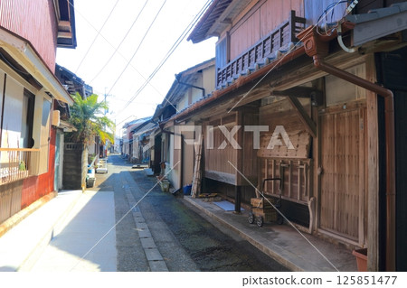 A retro fishing village with distinctive Tebajima pushcarts, designated as an Important Preservation District for Groups of Traditional Buildings 125851477