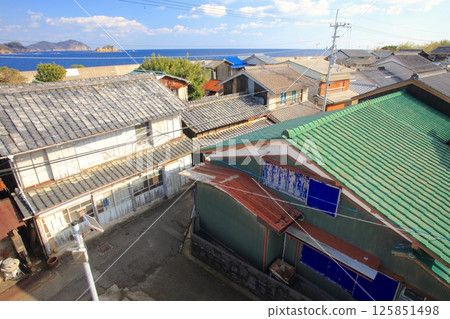 Tebajima: A retro fishing village with wheelbarrows and Tebajima Fishing Port in the Important Preservation District for Groups of Traditional Buildings 125851498