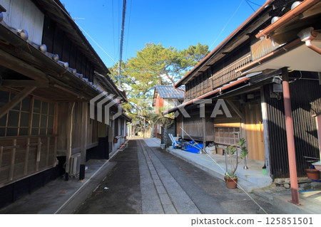 Tebajima: A retro fishing village marked by wheelbarrows in the Important Preservation District for Groups of Traditional Buildings 125851501