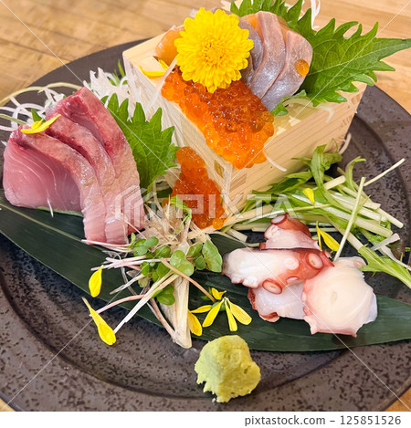 Sashimi platter 125851526