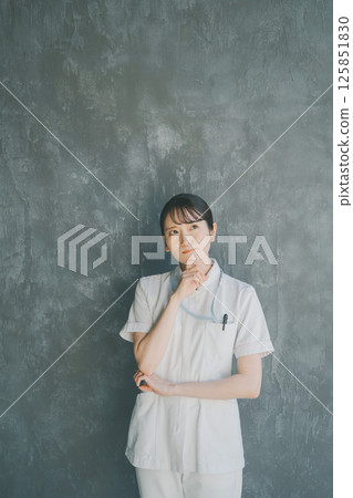 一名可疑的年輕護士 125851830