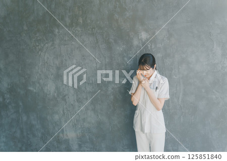 Crying nurse 125851840