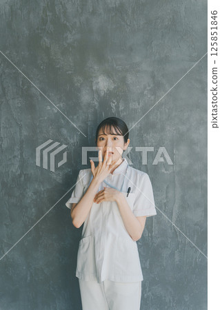 驚訝的年輕護士 125851846