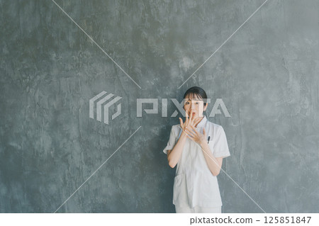 驚訝的年輕護士 125851847
