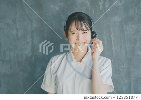Nurse wearing a headset 125851877