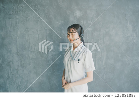 Nurse wearing a headset 125851882