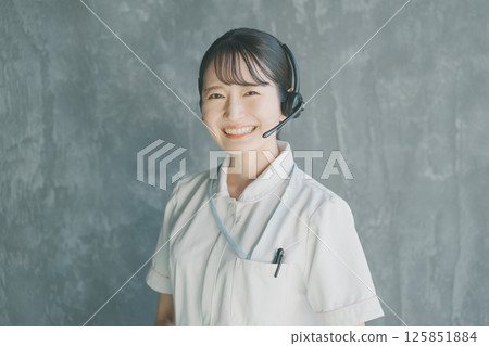 Nurse wearing a headset 125851884