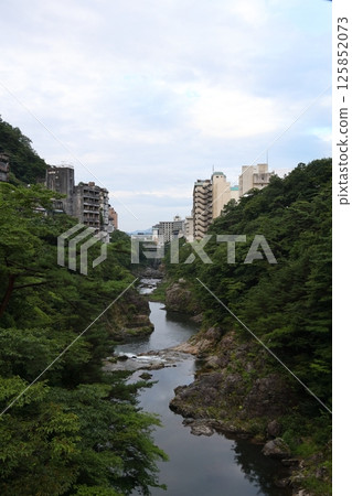 鬼怒川溫泉鄉：廢棄和運營的酒店 125852073