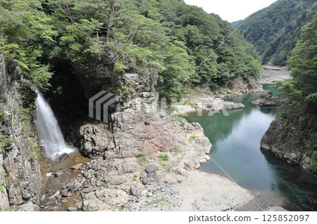 The clear stream of Ryuokyo Gorge and Nijimi Falls viewed from Nijimi Bridge, Nikko City, Tochigi Prefecture 125852097