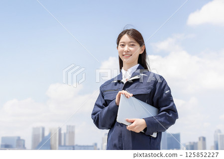 在城市工作的工人（工作服，工作服，工作人員，建築，建築，工作） 125852227