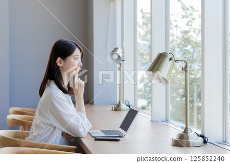 Young female cafe smartphone coworking share office 125852240