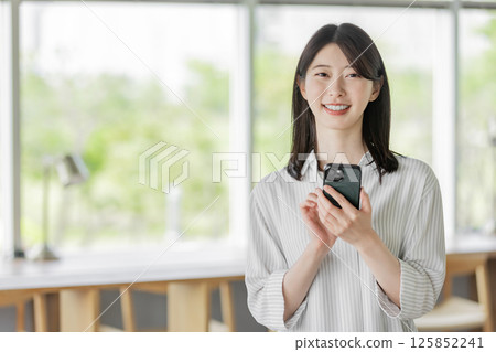 有智能手機的一位小姐 125852241