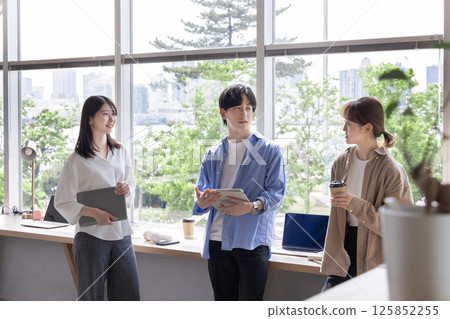 設計師的辦公室,新鮮的綠色植物,建築,藍天,窗戶 設計師的辦公室,新鮮的綠色植物,建築,藍天,窗戶 125852255