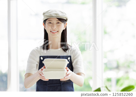 一位女咖啡服務生正在送餐 125852260