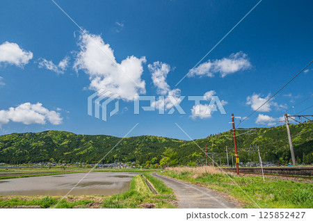 滋賀縣長濱市與鄉町北陸本線與鄉站及湖北地區的田園風光 滋賀縣長濱市與鄉町北陸本線與鄉站及湖北地區的田園風光 125852427