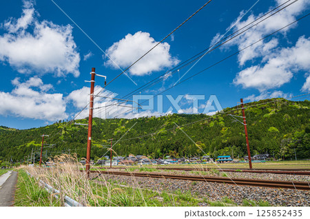 北陸本線與滋賀縣長濱市與五町的綠山 北陸本線與滋賀縣長濱市與五町的綠山 125852435