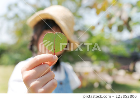 孩子採心形樹葉 125852806