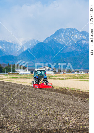 [Ariakeyama] Plowing rice fields [Azumino] 125853002