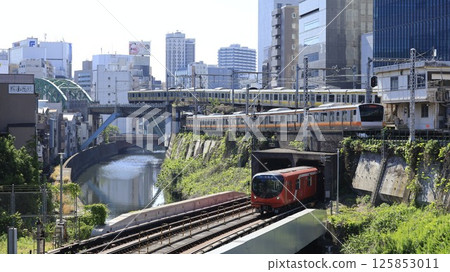 A three-line intersection of the JR Sobu Line, JR Chuo Line, and Tokyo Metro Marunouchi Line seen from the back of the screen under Hijiri Bridge in Ochanomizu, Tokyo. 125853011