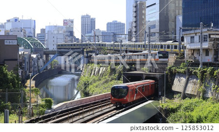 A three-line intersection of the JR Sobu Line, JR Chuo Line, and Tokyo Metro Marunouchi Line seen from the back of the screen under Hijiri Bridge in Ochanomizu, Tokyo. 125853012