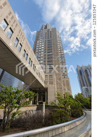 位於東京新宿區的東京都政府大樓的外觀。藍天和巨大的建築 位於東京新宿區的東京都政府大樓的外觀。藍天和巨大的建築 125853347