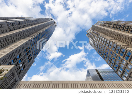 位於東京新宿區的東京都政府大樓的外觀。藍天和巨大的建築 位於東京新宿區的東京都政府大樓的外觀。藍天和巨大的建築 125853350