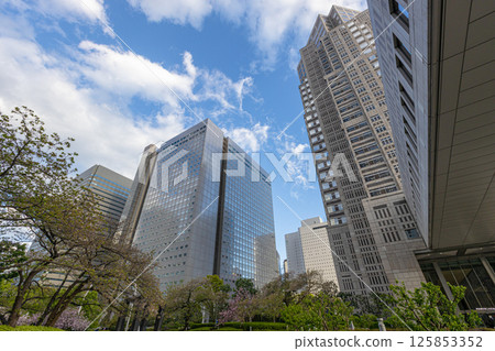 位於東京新宿區的東京都政府大樓的外觀。藍天和巨大的建築 125853352