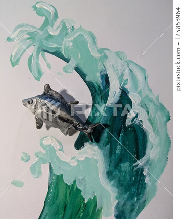 鮪魚在大小波浪中游動 125853964