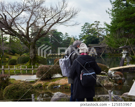 冬季兼六園霞池附近的外國遊客 125853967