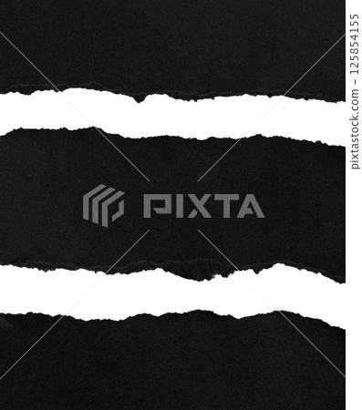 具有透明背景的撕破的黑色紙板材料 125854155