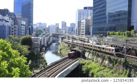 從東京御茶水聖橋眺望，從螢幕背面可以看到JR總武線、JR中央線、東京地鐵丸之內線的三線立體交叉。 125854195