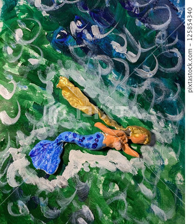 美人魚在藍色的大海中嬉戲 125854340