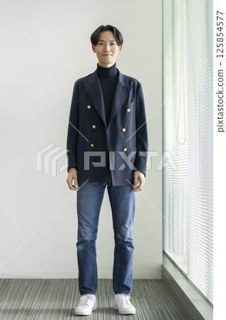 Man in his 30s looking at camera, whole body 125854577