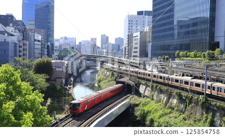 Viewed from the Hijiri Bridge in Ochanomizu, Tokyo. From the back of the screen, you can see the three-line overpass of the JR Sobu Line, JR Chuo Line, and Tokyo Metro Marunouchi Line. 125854758