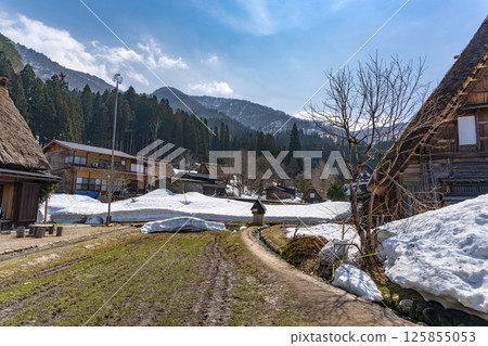 Snow melting in Shirakawa-go Satoyama scenery Snow melting in Shirakawa-go Satoyama scenery 125855053